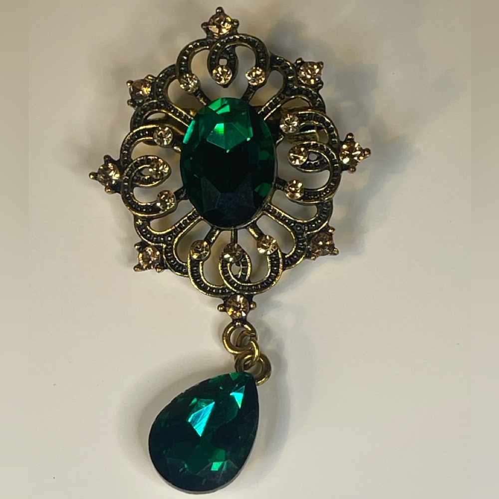 Elegant Green and Gold tone Pendant